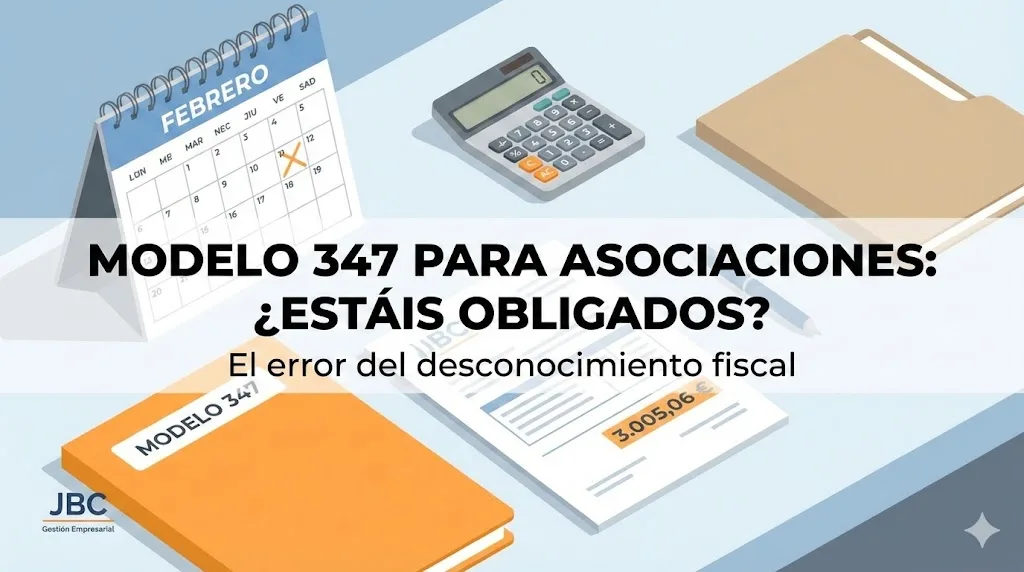 Ilustración de un escritorio con un calendario de febrero, una calculadora y un documento del Modelo 347 destacando el límite de 3.005,06 euros. Incluye el título 'Modelo 347 para asociaciones: ¿estáis obligados?' y el logo de la asesoría JBC Gestión Empresarial.